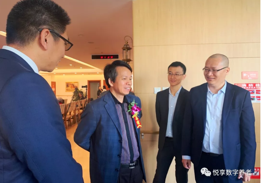 吳玉韶等專家一行體驗(yàn)悅享數(shù)字智慧養(yǎng)老實(shí)踐(圖1) 吳玉韶等專家一行體驗(yàn)悅享數(shù)字智慧養(yǎng)老實(shí)踐(圖1)