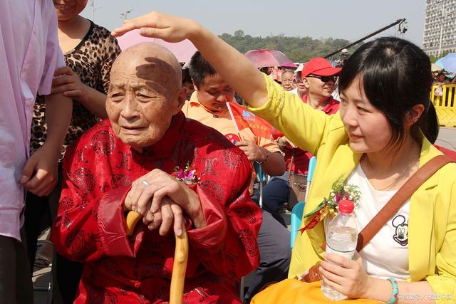 成都養(yǎng)老觀察：責(zé)任與義務(wù)，未來(lái)養(yǎng)老院能否代替子女盡孝？(圖3)