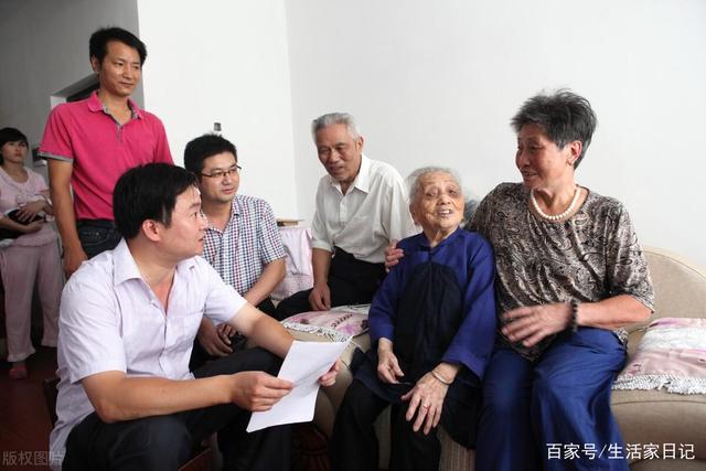 退休老人有福了！70歲老人享受養(yǎng)老金還有高齡補(bǔ)貼，你領(lǐng)取了嗎？(圖3)