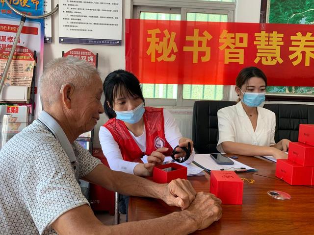 智慧養(yǎng)老·助力幸福 石井社區(qū)配備智能手表(圖1)